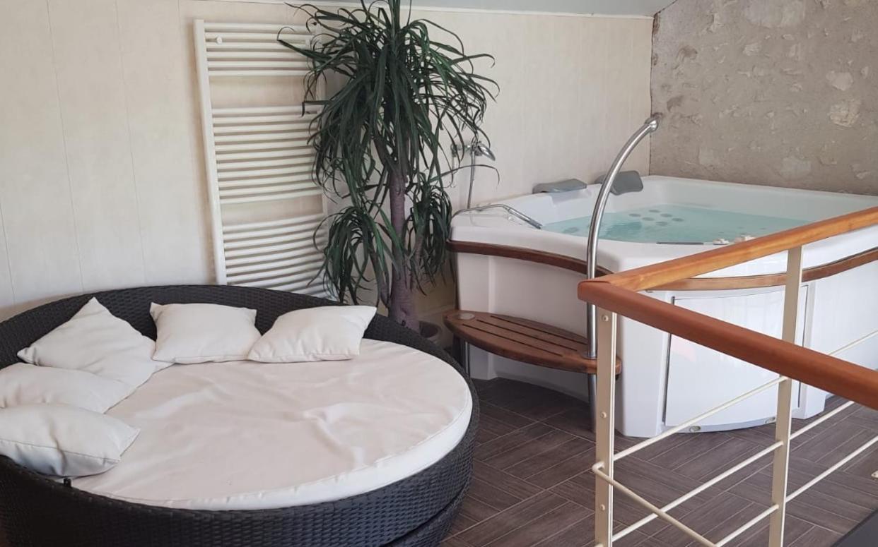 Le Domaine De Tizo Hotel Saint-Victor-de-Morestel Kültér fotó